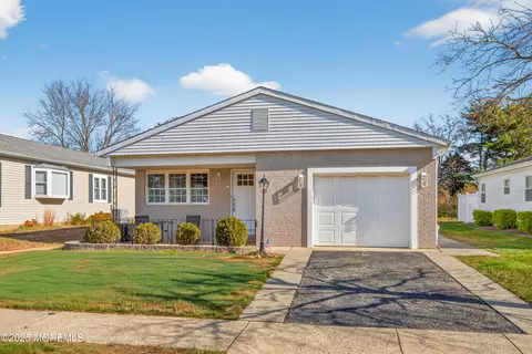 12 Burgess Ct, Toms River, NJ 08757