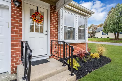 1 Greenwood Ln #B, Whiting, NJ 08759