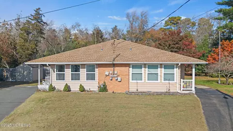 28 Saint Moritz Pl, Toms River, NJ 08753