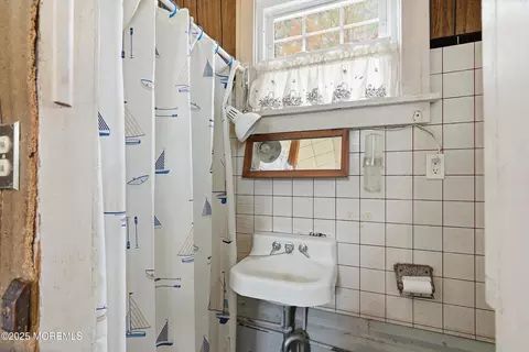 Bath - 806 Riverview Dr, Brielle, NJ 08730 photo 1 of 2