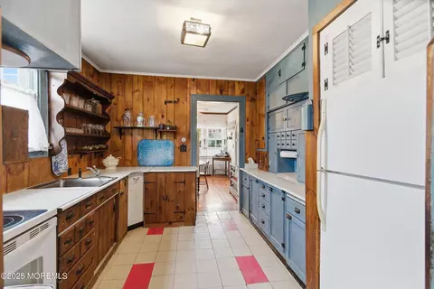 Kitchen - 806 Riverview Dr, Brielle, NJ 08730 photo 2 of 2