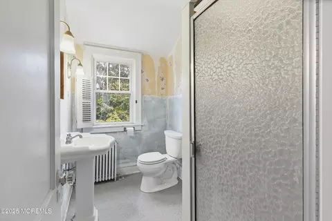 Bath - 806 Riverview Dr, Brielle, NJ 08730 photo 2 of 2