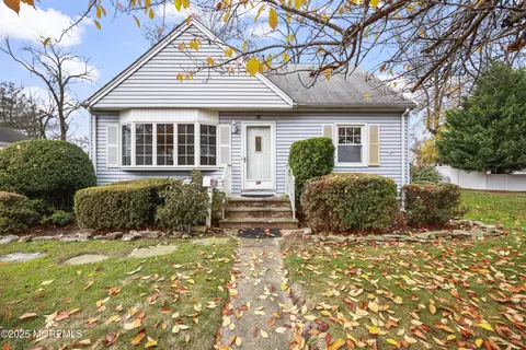 26 Edgewater Dr, Matawan, NJ 07747