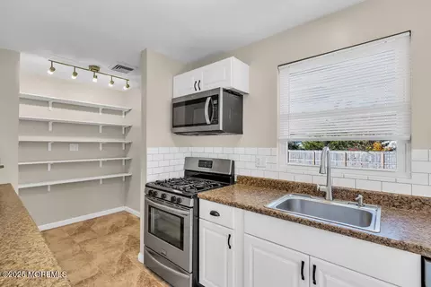 Kitchen - 280 Leswing Dr, Brick, NJ 08723 photo 3 of 4