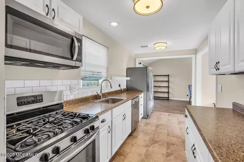 Kitchen - 280 Leswing Dr, Brick, NJ 08723 photo 4 of 4
