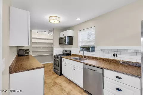 Kitchen - 280 Leswing Dr, Brick, NJ 08723 photo 2 of 4