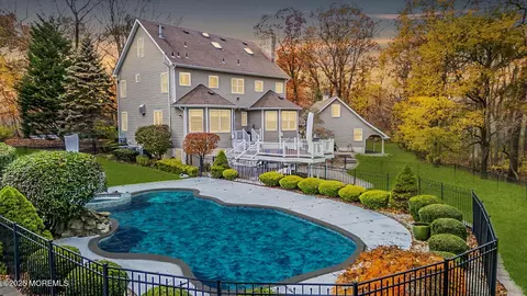 152 Sleepy Hollow Rd, Middletown, NJ 07748