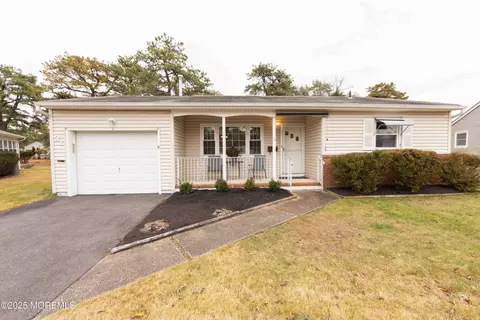 31 Southampton Rd, Toms River, NJ 08757