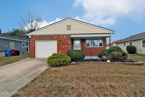 38 Woodstock Dr, Toms River, NJ 08757