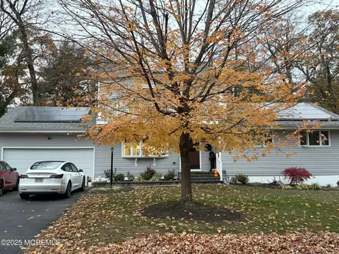 11 Chestnut Ridge Rd, Holmdel, NJ 07733