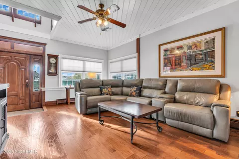 Living - 162 E River Rd, Rumson, NJ 07760 photo 1 of 3