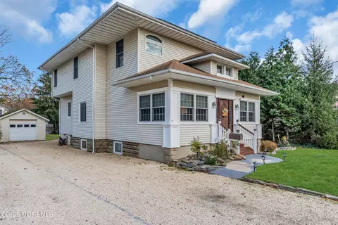 Exterior - 162 E River Rd, Rumson, NJ 07760 photo 6 of 17