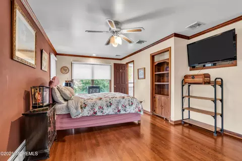 Bedroom - 162 E River Rd, Rumson, NJ 07760 photo 9 of 9