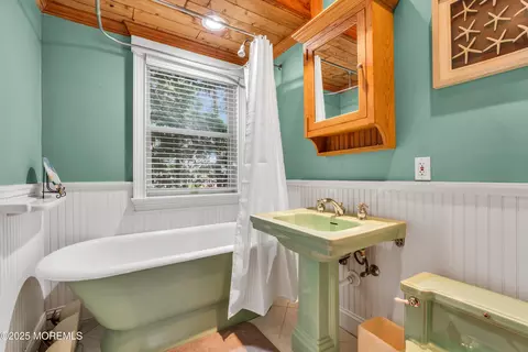 Bath - 162 E River Rd, Rumson, NJ 07760 photo 1 of 3