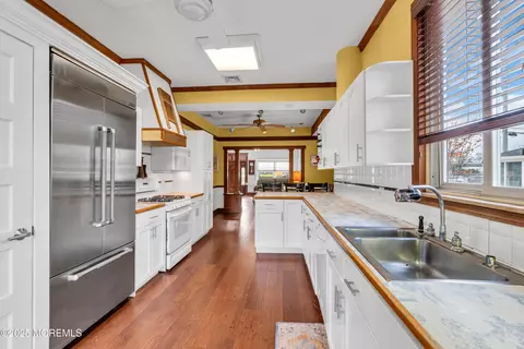 Kitchen - 162 E River Rd, Rumson, NJ 07760 photo 5 of 6