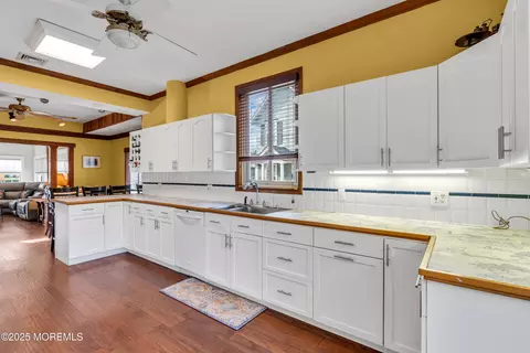 Kitchen - 162 E River Rd, Rumson, NJ 07760 photo 4 of 6