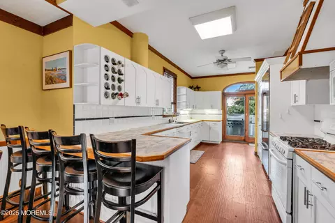 Kitchen - 162 E River Rd, Rumson, NJ 07760 photo 1 of 6