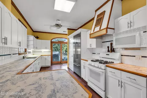 Kitchen - 162 E River Rd, Rumson, NJ 07760 photo 3 of 6