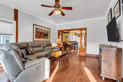 Living - 162 E River Rd, Rumson, NJ 07760 photo 2 of 3