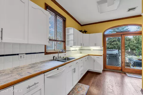Kitchen - 162 E River Rd, Rumson, NJ 07760 photo 2 of 6