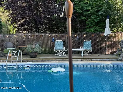 Exterior - 162 E River Rd, Rumson, NJ 07760 photo 4 of 17