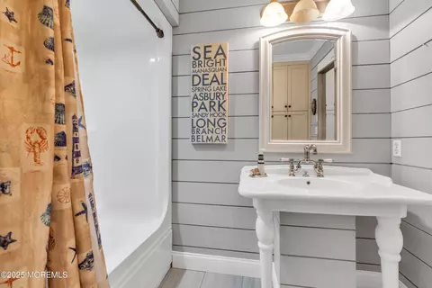 Bath - 162 E River Rd, Rumson, NJ 07760 photo 3 of 3