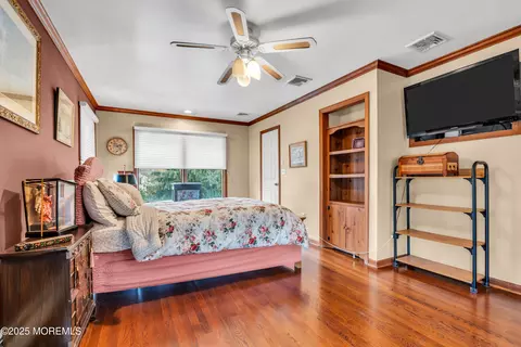 Bedroom - 162 E River Rd, Rumson, NJ 07760 photo 7 of 9