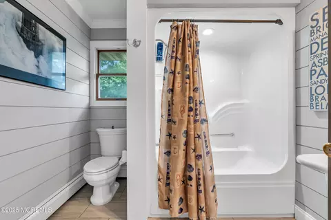 Bath - 162 E River Rd, Rumson, NJ 07760 photo 2 of 3