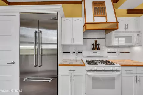 Kitchen - 162 E River Rd, Rumson, NJ 07760 photo 6 of 6