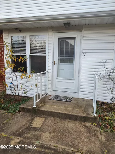 12 Snowberry Ln # D, Whiting, NJ 08759