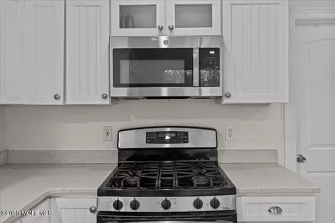 Kitchen - 80 Oak Knoll Rd, Waretown, NJ 08758 photo 5 of 10