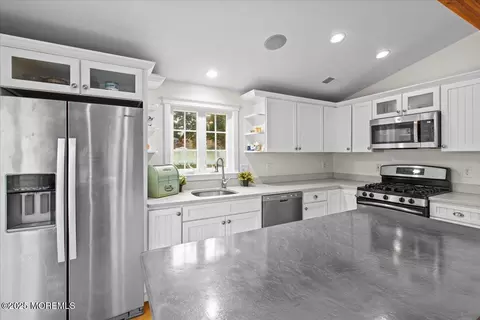 Kitchen - 80 Oak Knoll Rd, Waretown, NJ 08758 photo 4 of 10