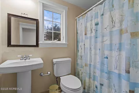 Bath - 80 Oak Knoll Rd, Waretown, NJ 08758 photo 4 of 5