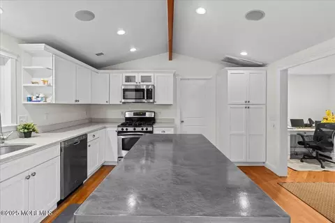 Kitchen - 80 Oak Knoll Rd, Waretown, NJ 08758 photo 8 of 10