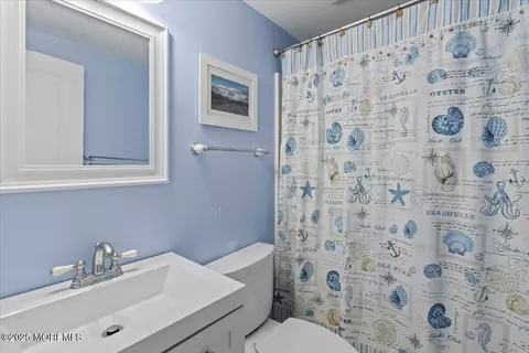 Bath - 80 Oak Knoll Rd, Waretown, NJ 08758 photo 2 of 5