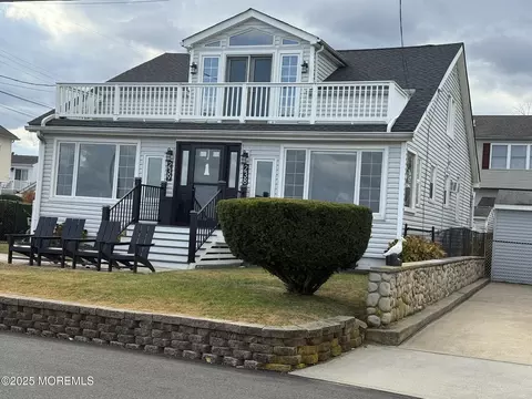 238 Shoreland Cir, Laurence Harbor, NJ 08879