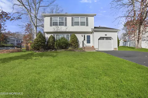 28 Bronia St, Howell, NJ 07731