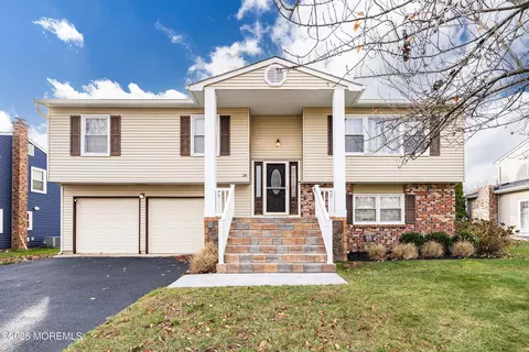 28 Cherry Ln, Howell, NJ 07731