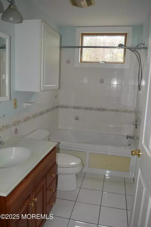 Bath - 28 Spruce St, Waretown, NJ 08758 photo 3 of 4