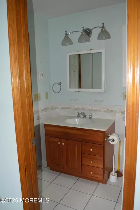 Bath - 28 Spruce St, Waretown, NJ 08758 photo 4 of 4