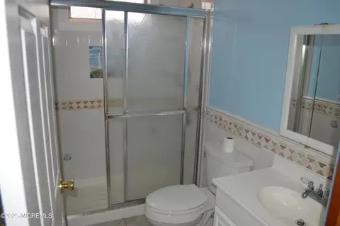 Bath - 28 Spruce St, Waretown, NJ 08758 photo 2 of 4