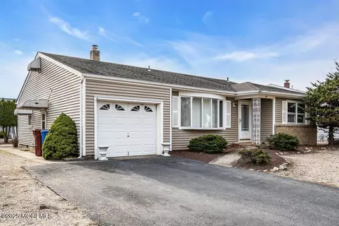 50 Oakfield Rd, Toms River, NJ 08757