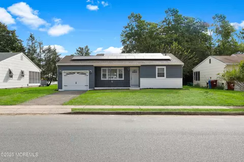 75 Brakenbury Dr, Toms River, NJ 08757