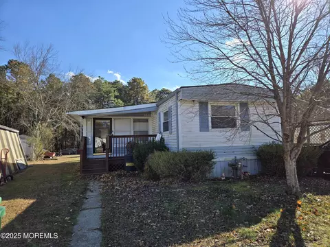 35 Boxwood Dr, Jackson, NJ 08527