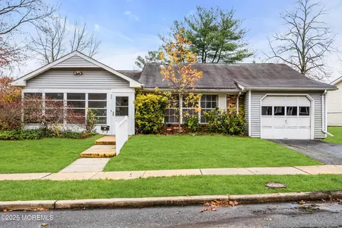 33 Poinsetta Ct, Lakewood, NJ 08701