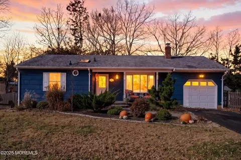 100 Leeward Rd, Manahawkin, NJ 08050