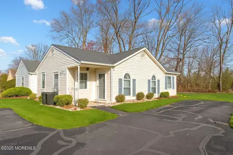 35 Ivy Ridge Close, Freehold, NJ 07728