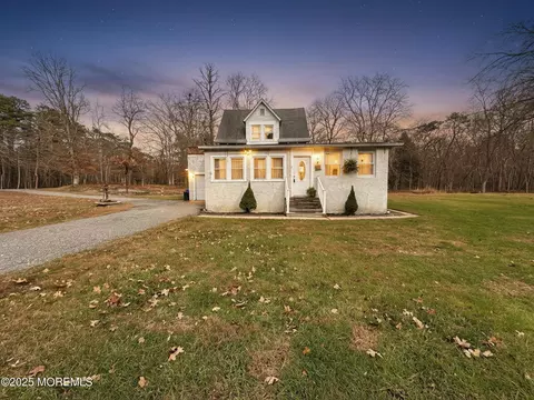 5 Pittenger Pond Rd, Freehold, NJ 07728