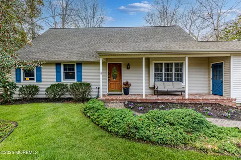 6 Friar Tuck Dr, Medford, NJ 08055