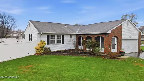11 Oak Glen Rd, Toms River, NJ 08753